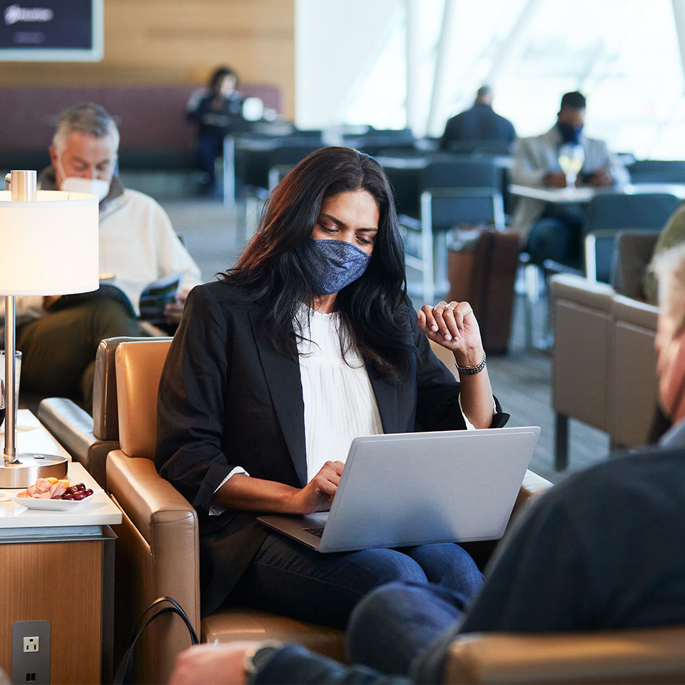 A woman and a man have a meeting while relaxing in the Flagship Lounge